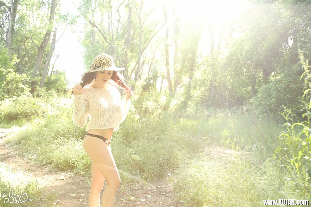 Lily Xo showing her shaved Pussy in the Sunshine - Photo #1897977