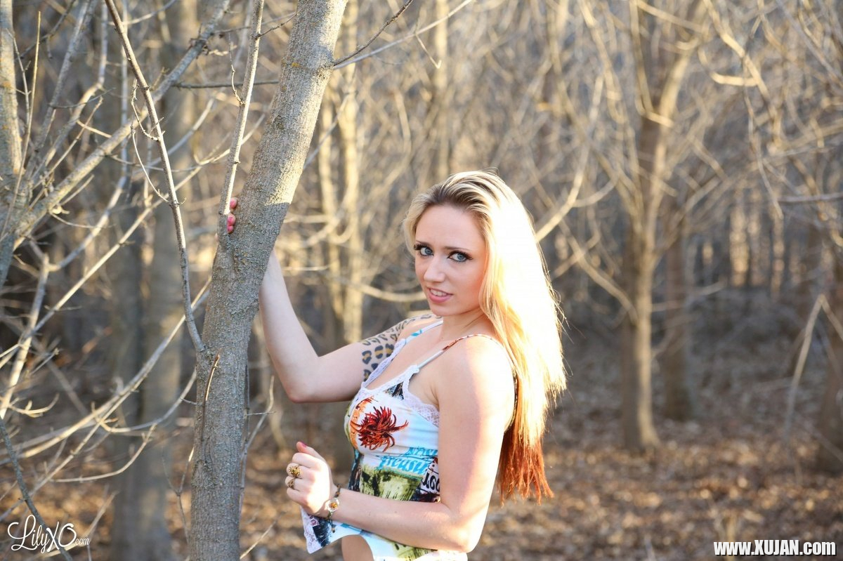 Hot Lily Xo flashing her Tits and Ass in the Woods - Photo #1898020