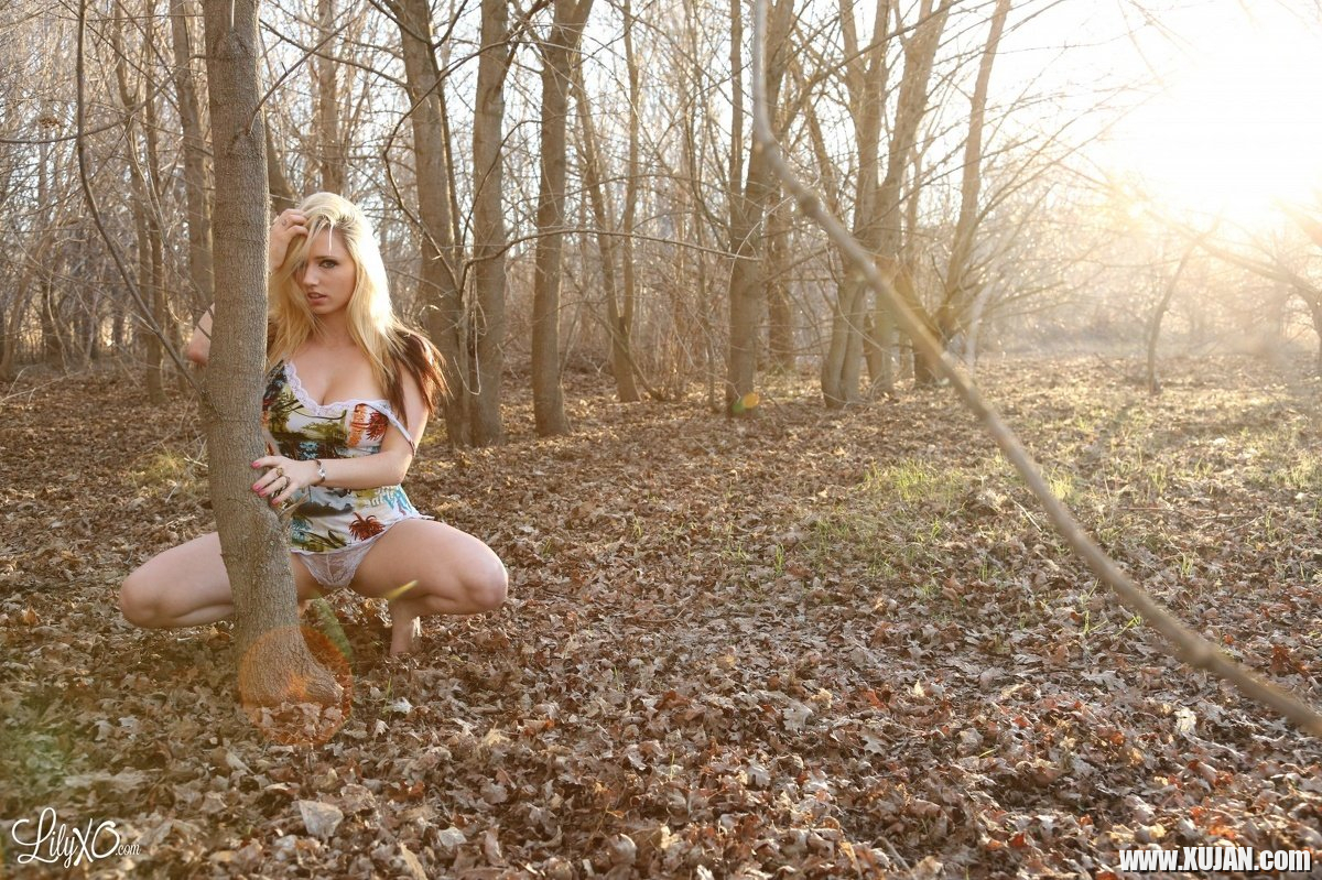 Hot Lily Xo flashing her Tits and Ass in the Woods - Photo #1898024