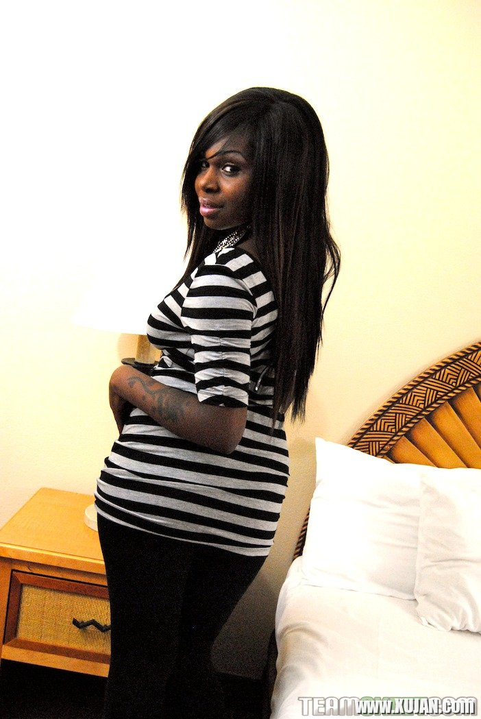Horny black chick Tatiyana Foxx serves a big throbbing white dick - Photo #1904186