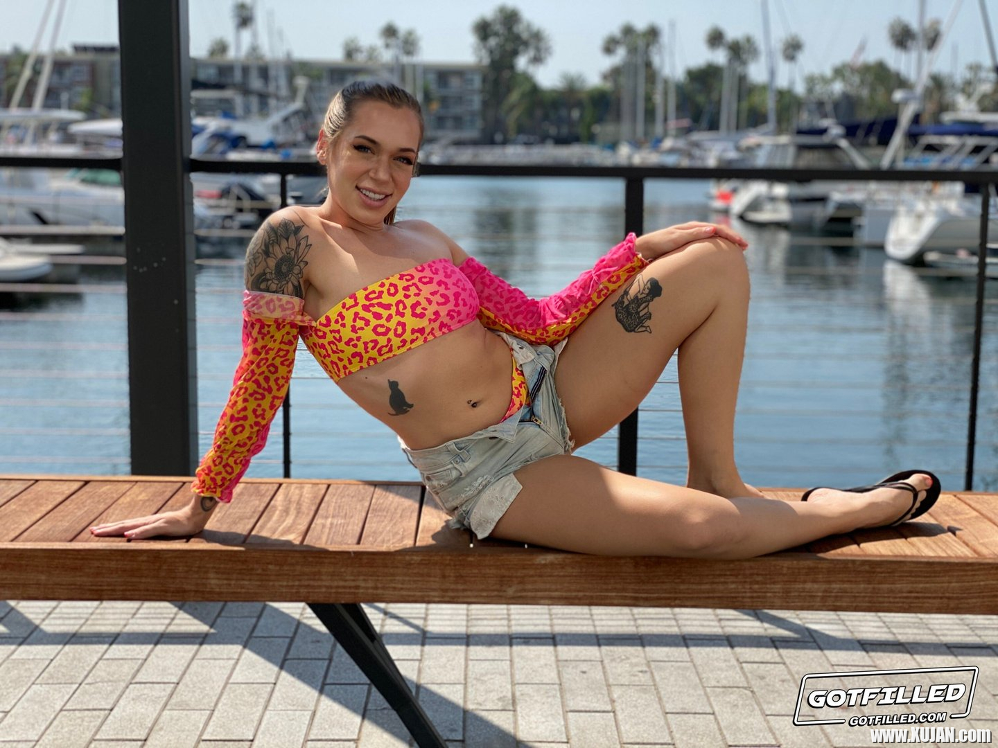 Tattooed hottie Rory Knox mounts her pussy on a hard dong - Photo #1905837