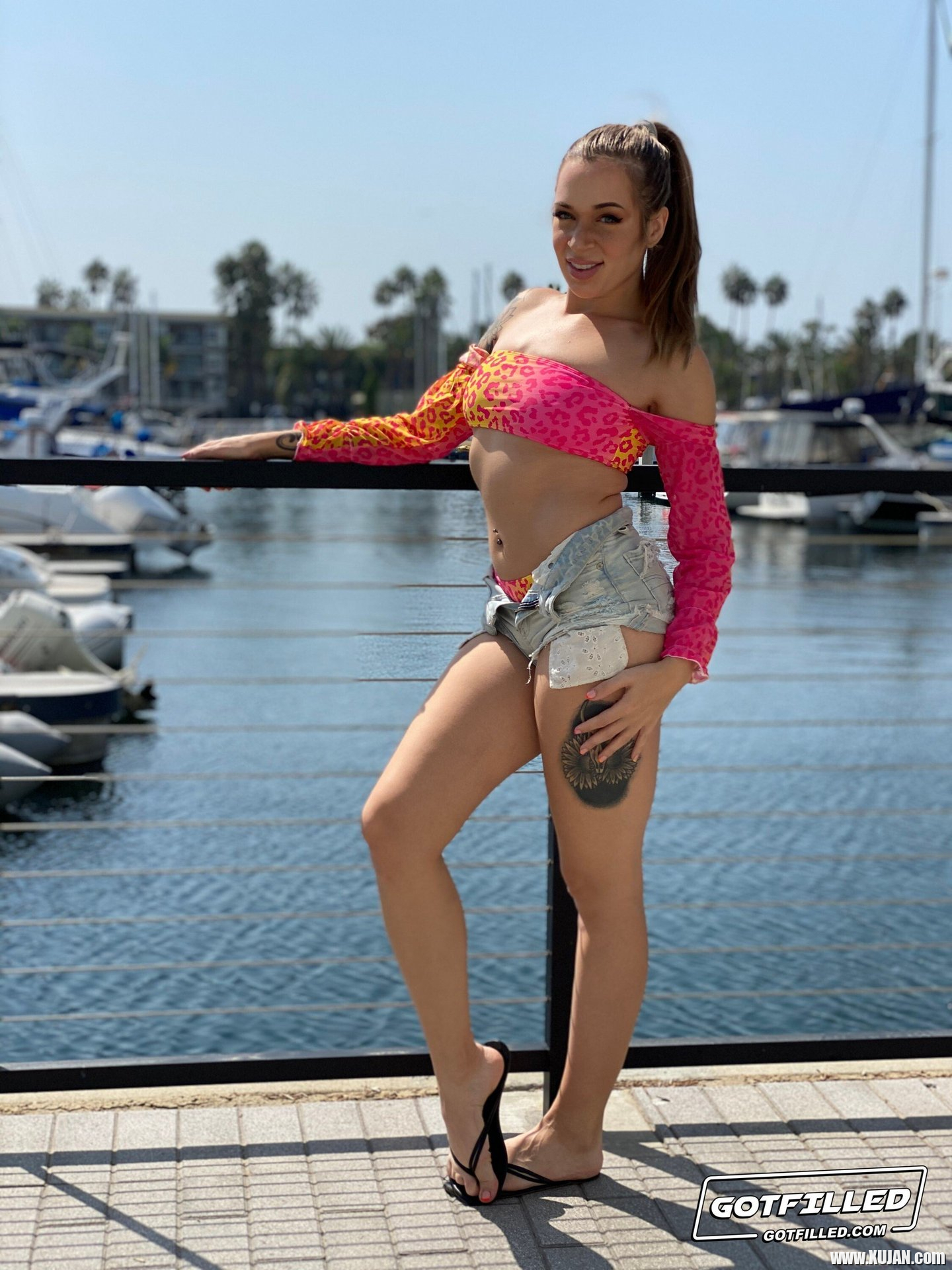 Tattooed hottie Rory Knox mounts her pussy on a hard dong - Photo #1905839