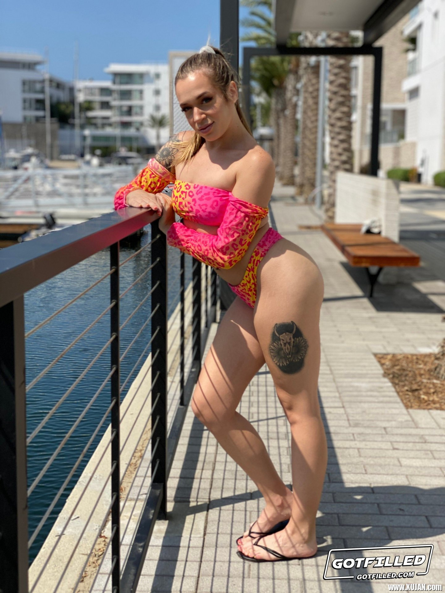 Tattooed hottie Rory Knox mounts her pussy on a hard dong - Photo #1905840