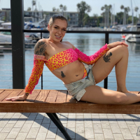 Tattooed hottie Rory Knox mounts her pussy on a hard dong