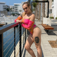 Tattooed hottie Rory Knox mounts her pussy on a hard dong