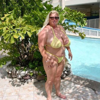 Big XXL aghjiknery bikiniov loghapum