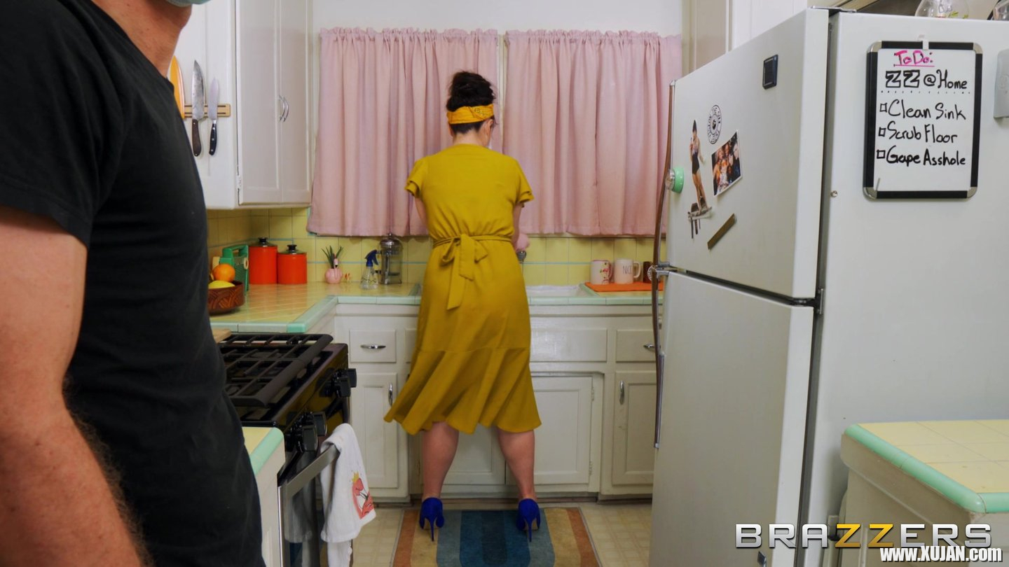 Siouxsie Q gets analyzed while cleaning kitchen - Photo #1916657