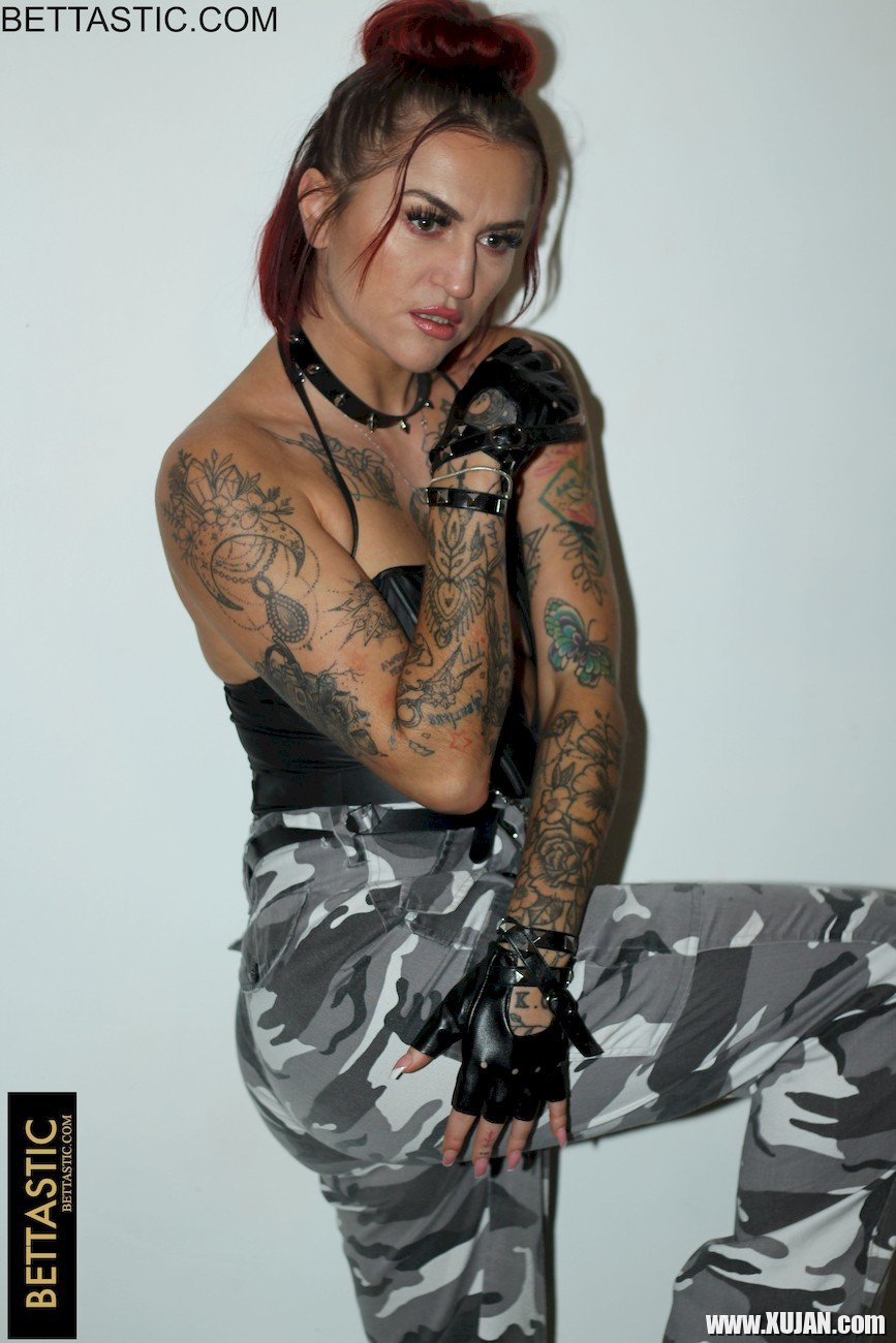 Foxy redhead shows her tattoos while posing for the camera - Photo #1918556