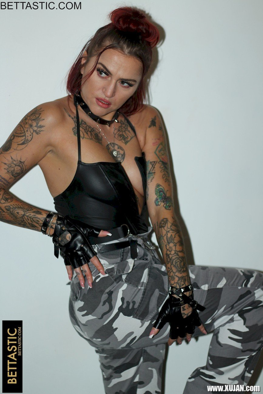 Foxy redhead shows her tattoos while posing for the camera - Photo #1918557