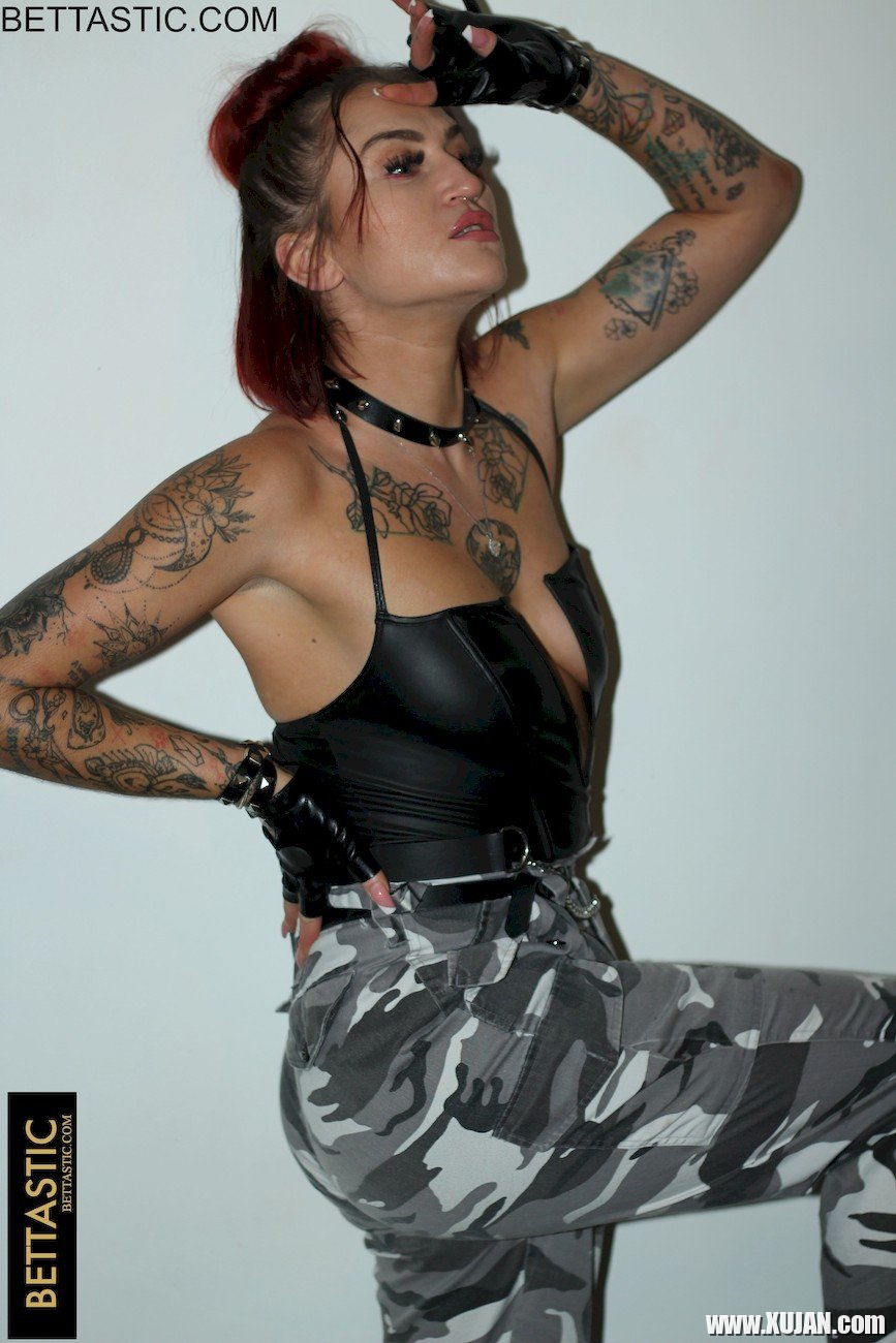 Foxy redhead shows her tattoos while posing for the camera - Photo #1918559