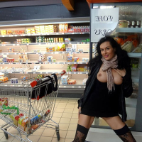 Kiny dzernasharzhutyamb e zbaghvum supermarketum tarm gazarov