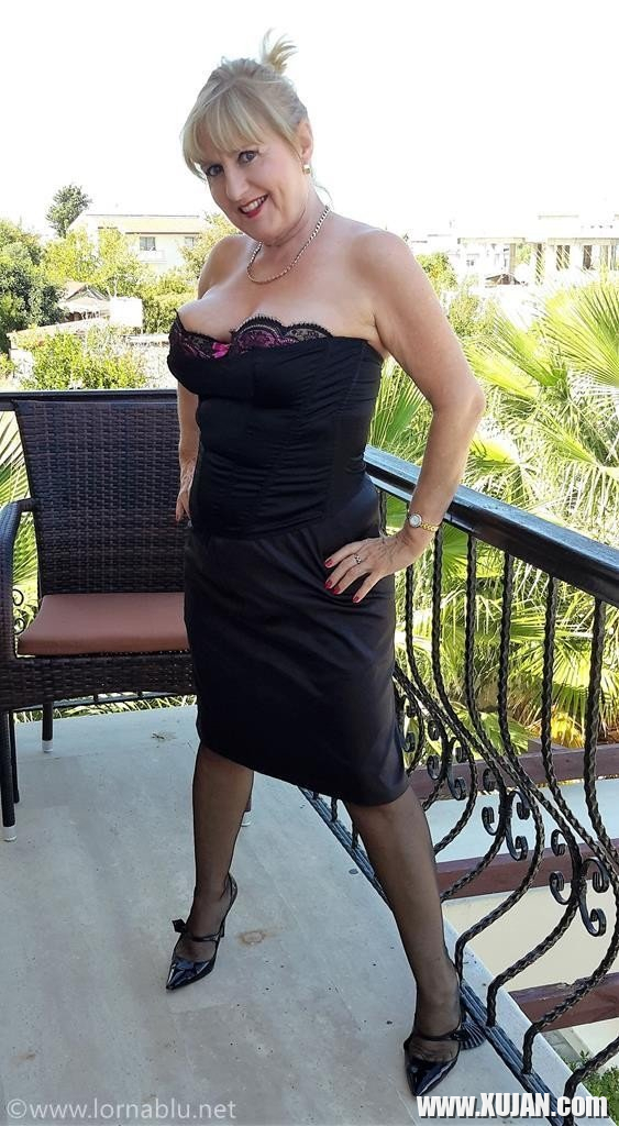 Nothing makes Lorna Blu happier than showing her hot body - Photo #1933436