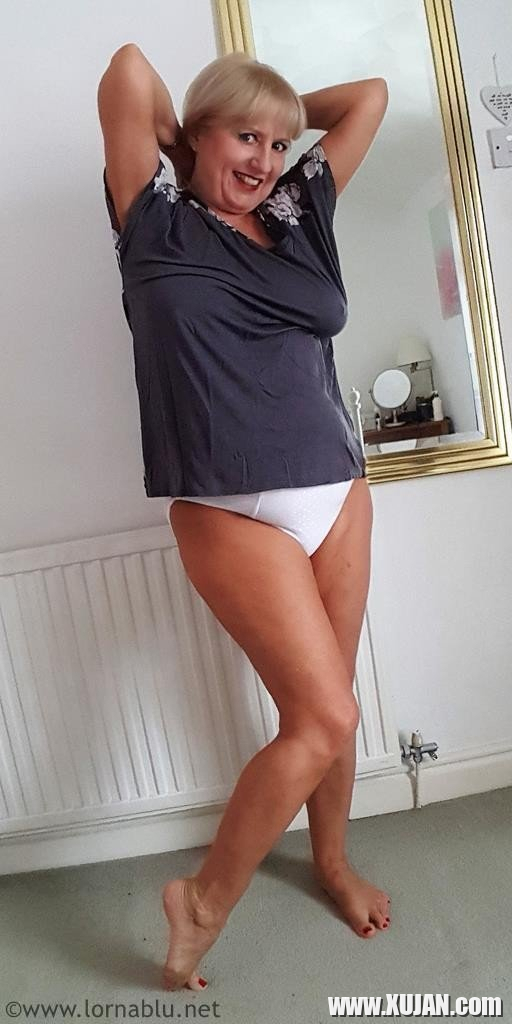 Amazing chick Lorna Blu showing her butt while posing - Photo #1933470