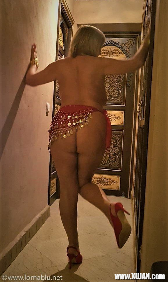 Hot cougar Lorna Blu stripping and showing her nice body - Photo #1933510