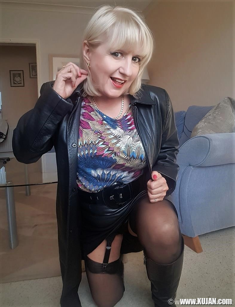 Solo hottie Lorna Blu puts her big round tits on display - Photo #1933521