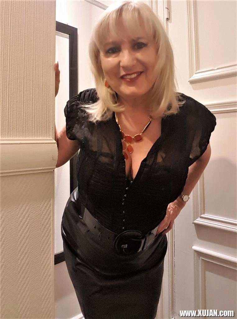 Sexy Lorna Blu loves teasing with her nice curves - Photo #1933535