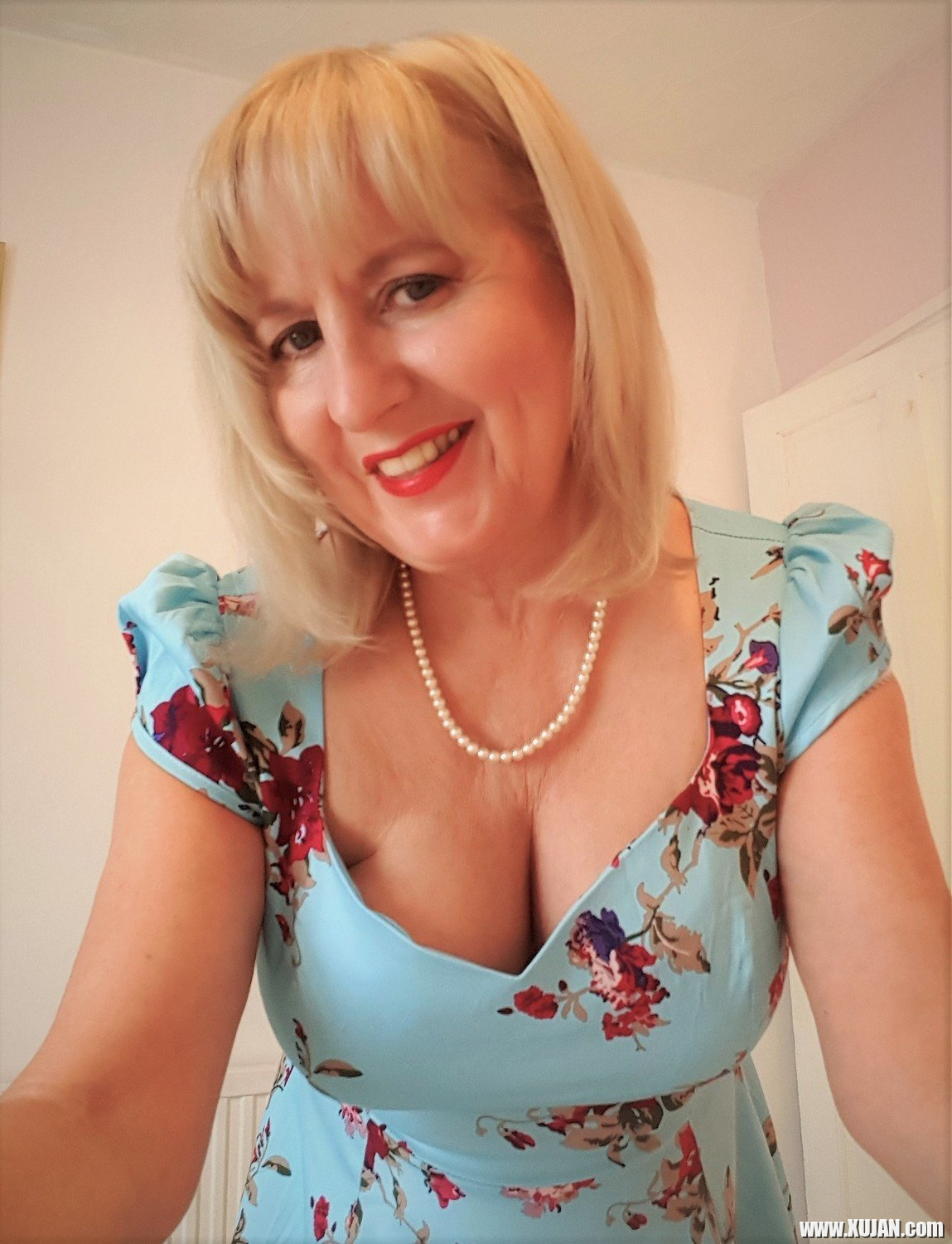 Nothing makes Lorna Blu happier than showing her big tits - Photo #1933649