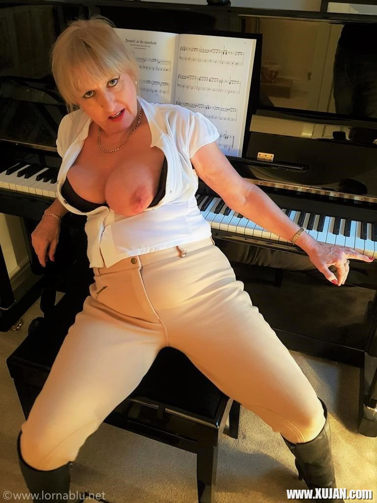 Amazing girl Lorna Blu loves teasing with her tits and ass - Photo #1933675