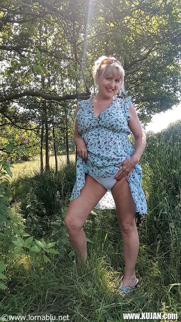 Sexy mature Lorna Blu showing her nice boobies outdoors - Photo #1933818