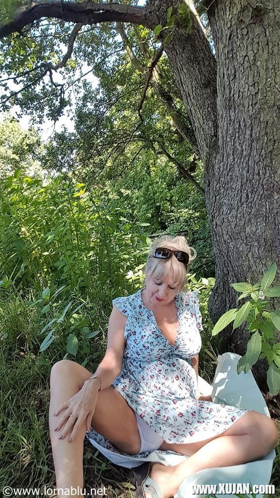 Sexy mature Lorna Blu showing her nice boobies outdoors - Photo #1933821