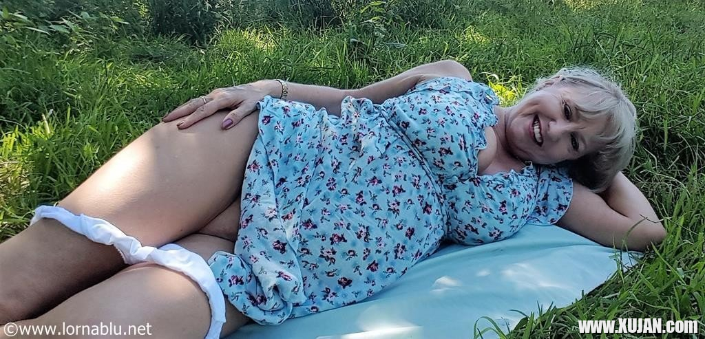 Sexy mature Lorna Blu showing her nice boobies outdoors - Photo #1933824