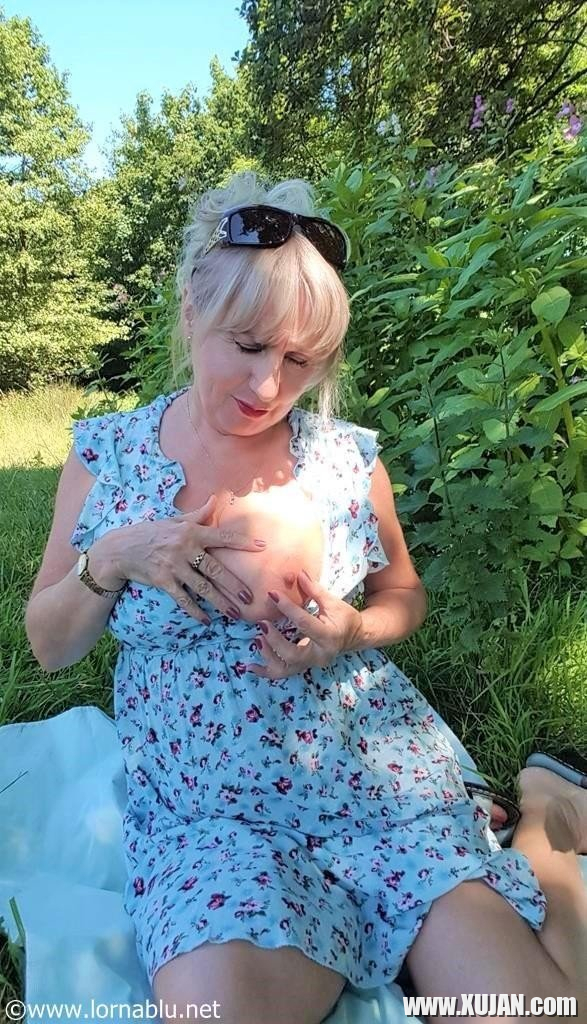 Sexy mature Lorna Blu showing her nice boobies outdoors - Photo #1933826