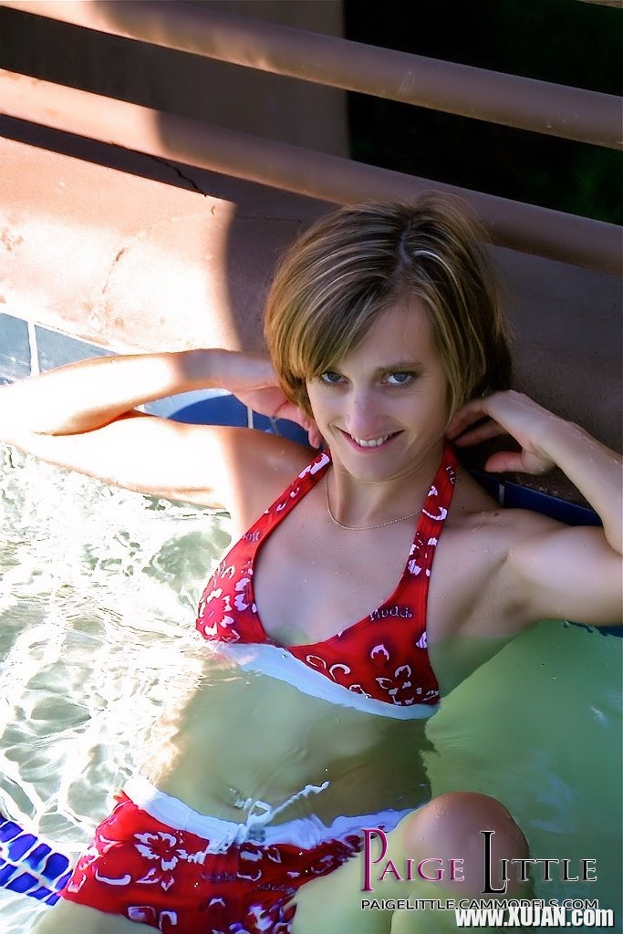 Paige Little has fun in the pool and shows off her amazing body - Photo #1937181