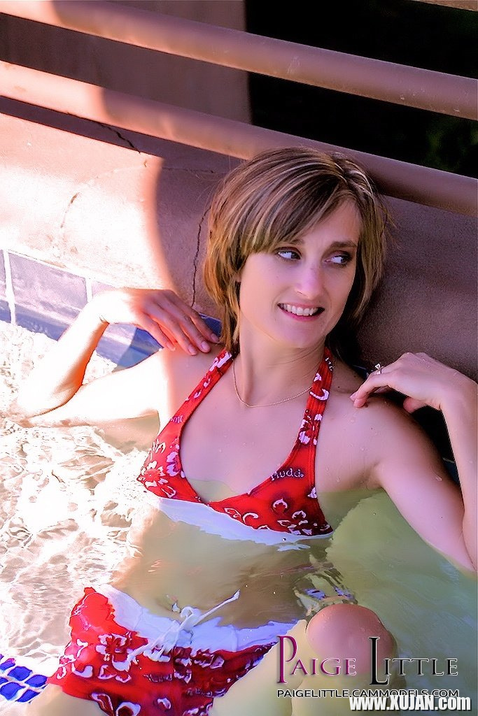 Paige Little has fun in the pool and shows off her amazing body - Photo #1937182