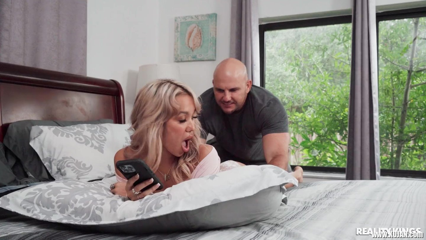 Horny blonde babe Luna Luxe shoves a big dick up her gaping twat - Photo #1941704