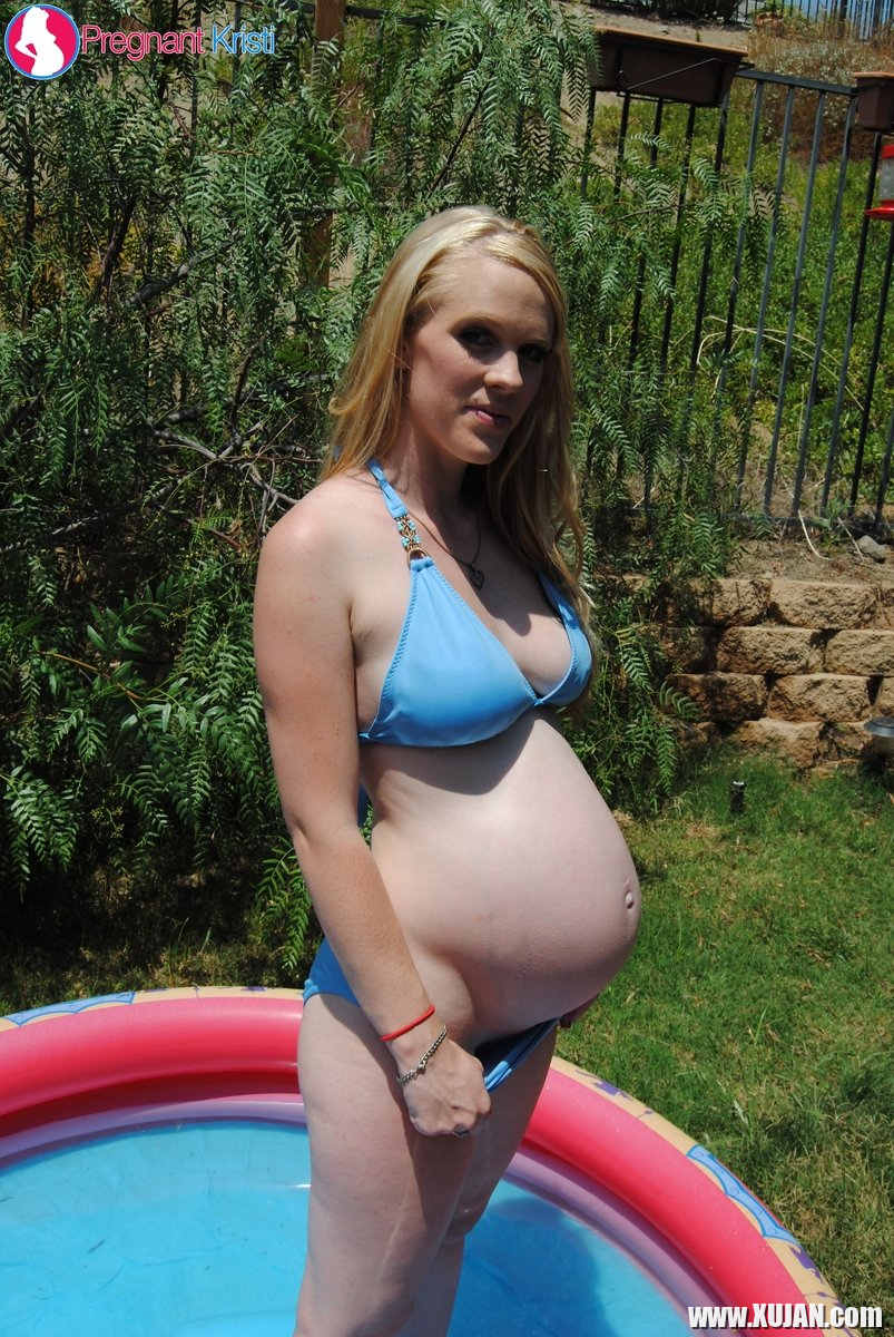 Pregnant Hydii May cools down in the Paddling Pool - Photo #1959264