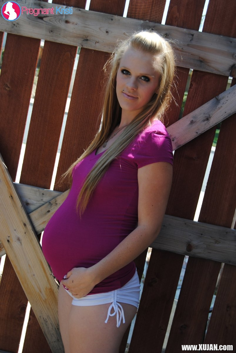 Preggo Hydii May pulls down her Shorts in the Yard - Photo #1959324