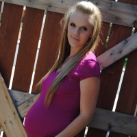 Preggo Hydii May pulls down her Shorts in the Yard