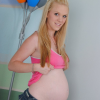 Hydii May uses a Dildo on her juicy pregnant Pussy