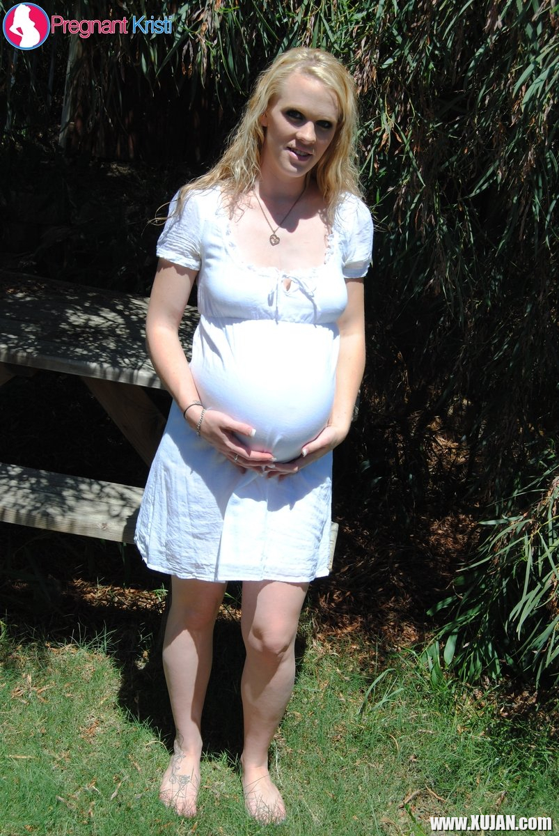 Hydii May outdoors showing her big pregnant Belly - Photo #1959405