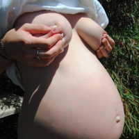 Hydii May outdoors showing her big pregnant Belly
