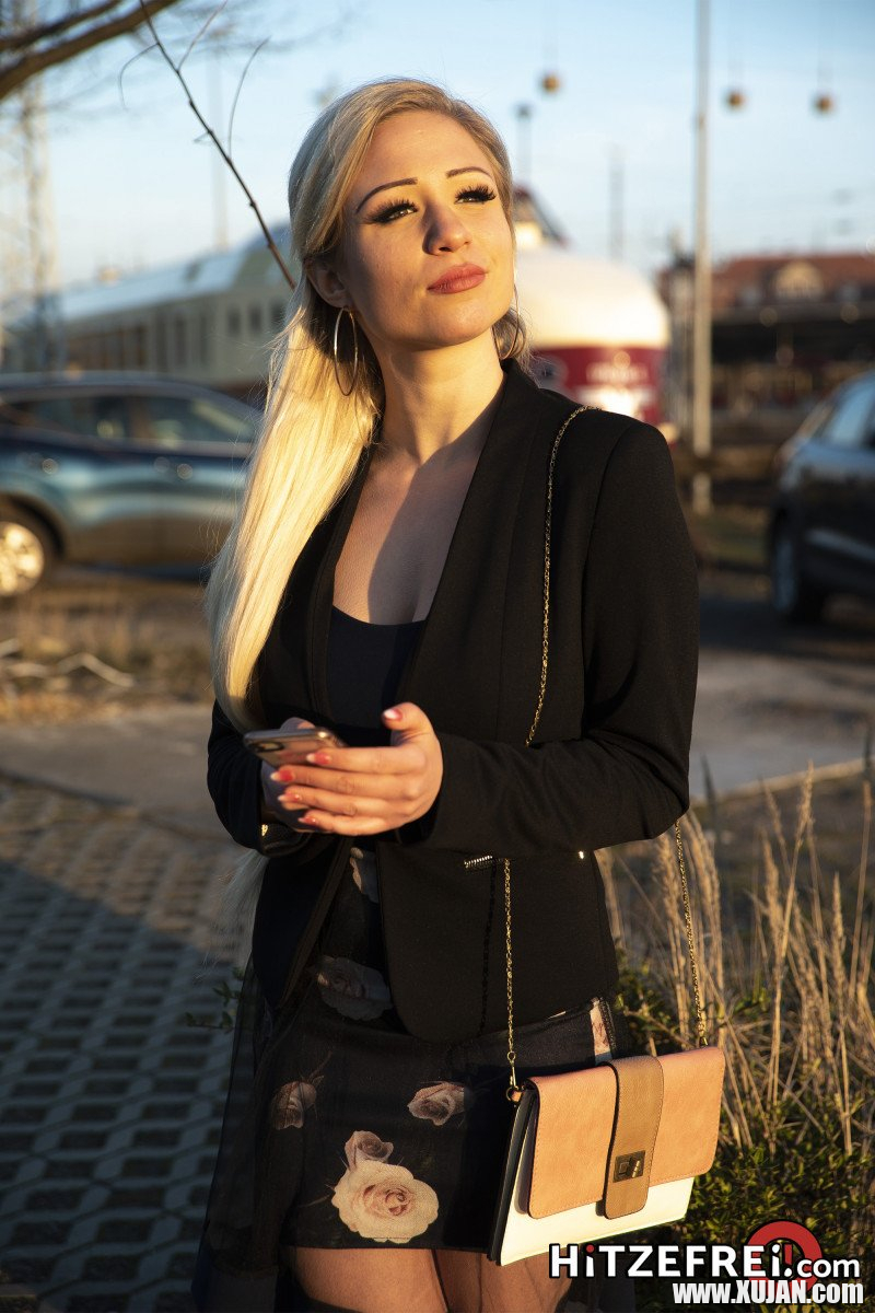 Slutty blond Gabi Gold spreads and masturbates in strangers car for cash - Photo #1963542
