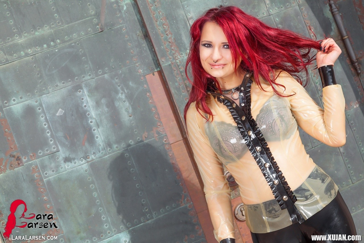 Redhead in shiny latex - Photo #1973835
