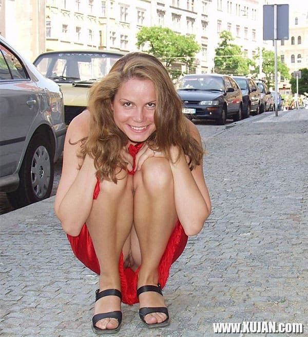 Squatting flashes - Photo #1979235