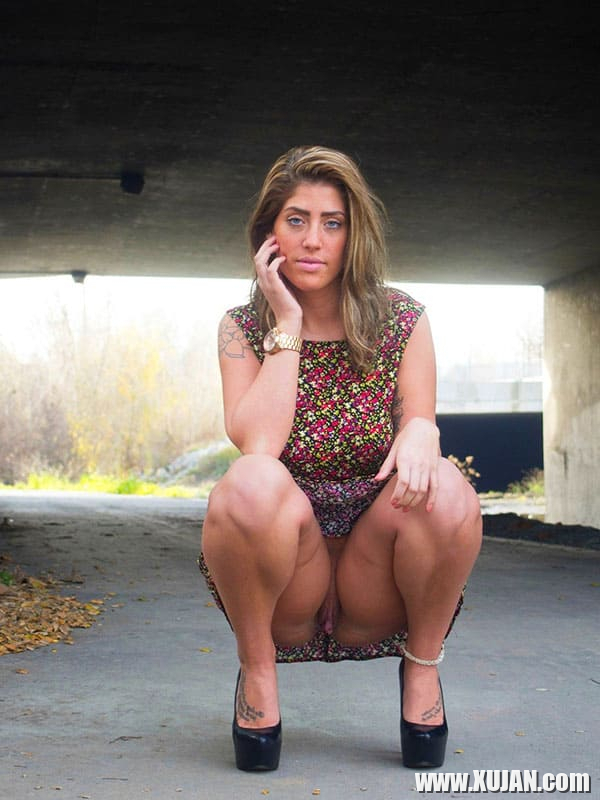 Squatting flashes - Photo #1979267