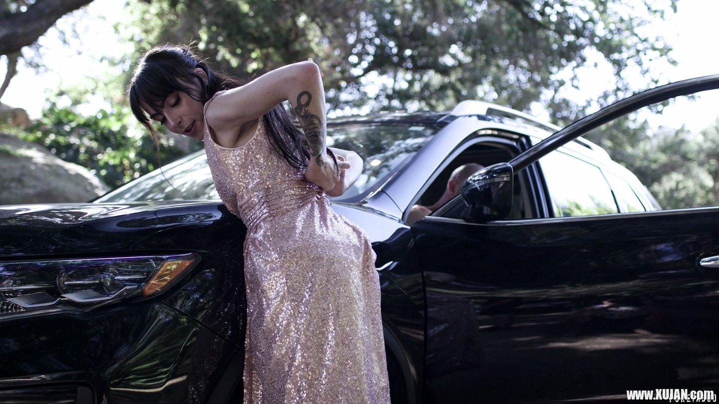 Naughty chick Emma Jade gets picked up then analyzed in the car - Photo #1981274