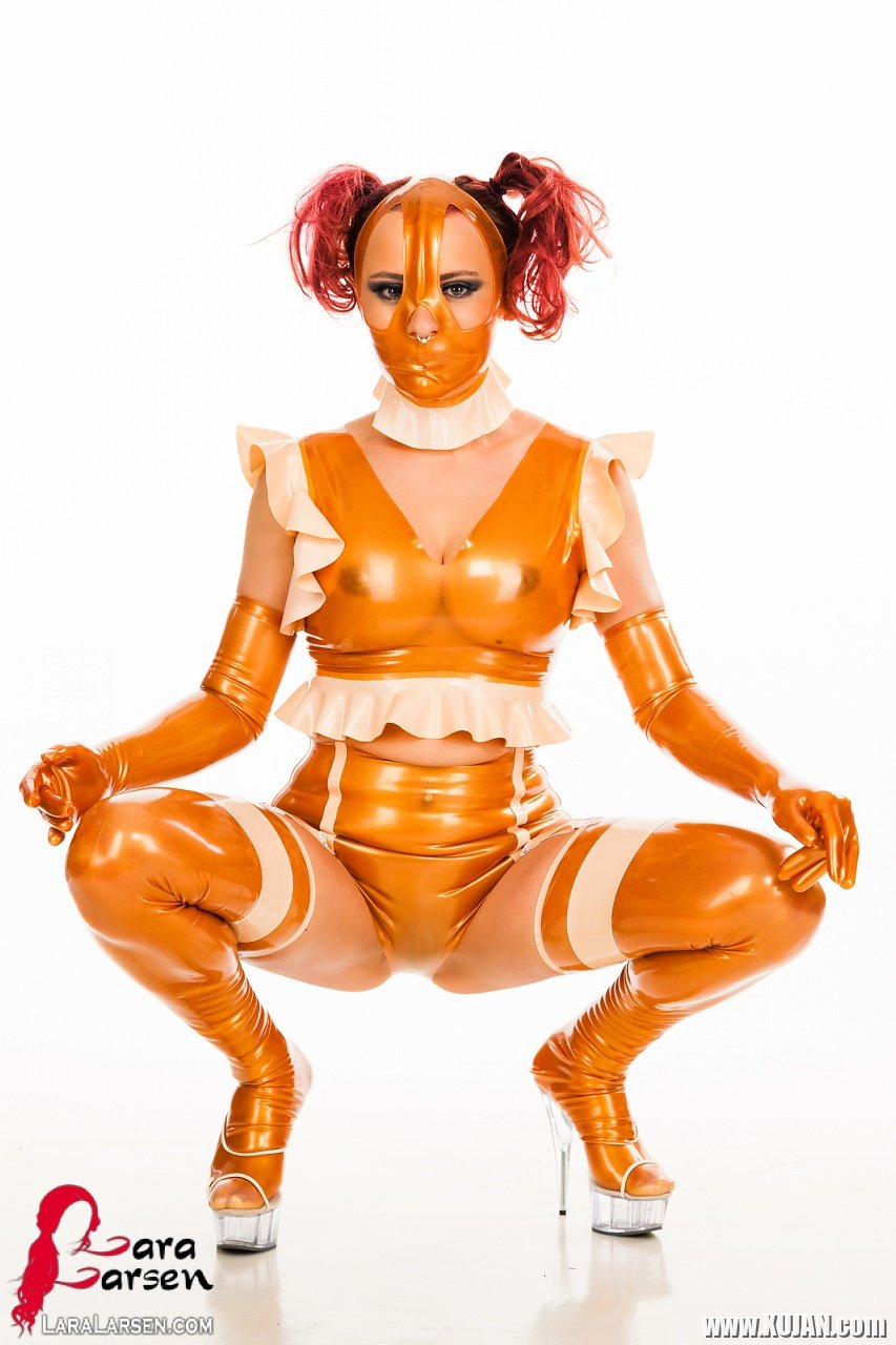 Lara Larsen dressed up in a kinky Rubber Doll Suit - Photo #1988186