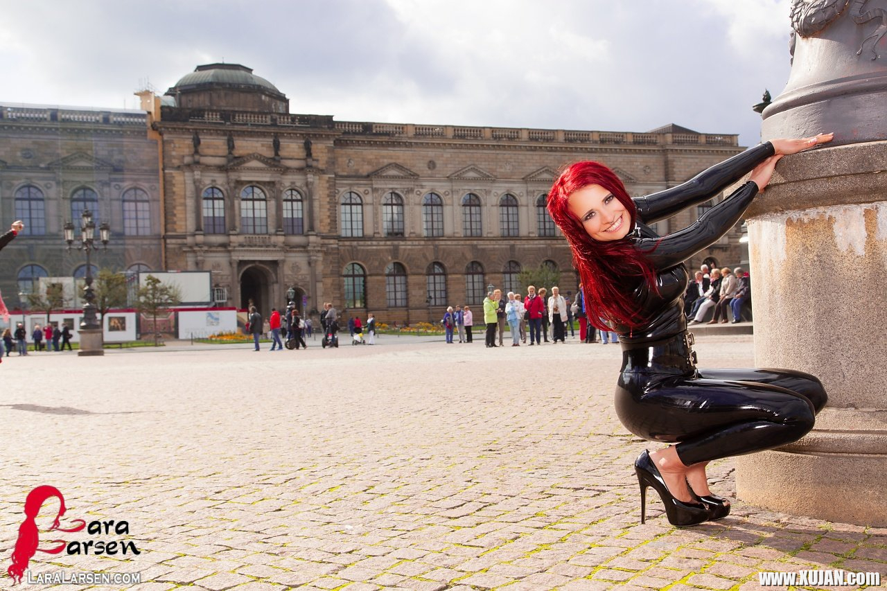 Lara Larsen goes sightseeing in her tight Catsuit - Photo #1988211
