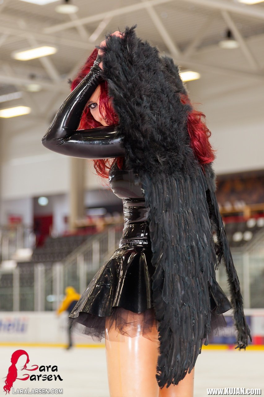 Lara Larsen goes Ice Skating in her Angel Wings - Photo #1988227