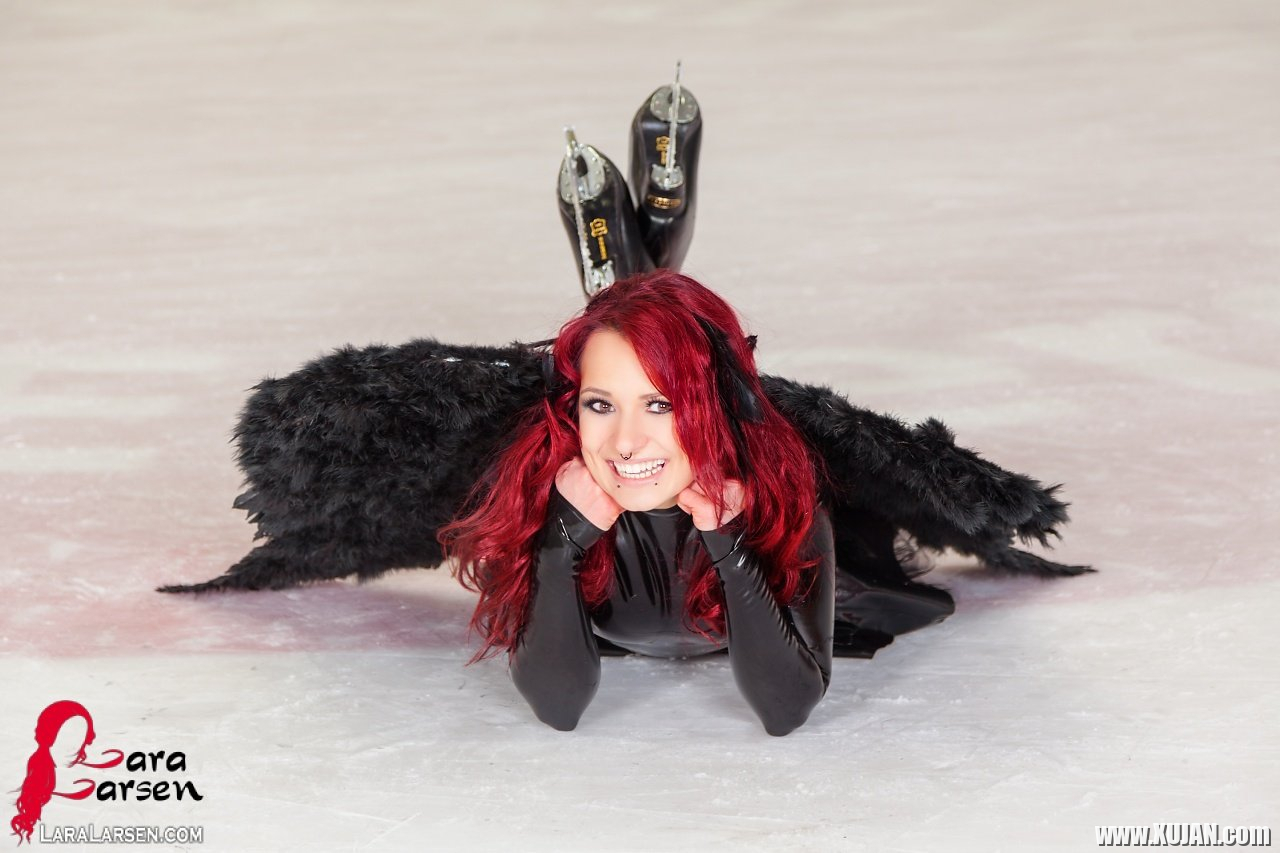 Lara Larsen goes Ice Skating in her Angel Wings - Photo #1988230