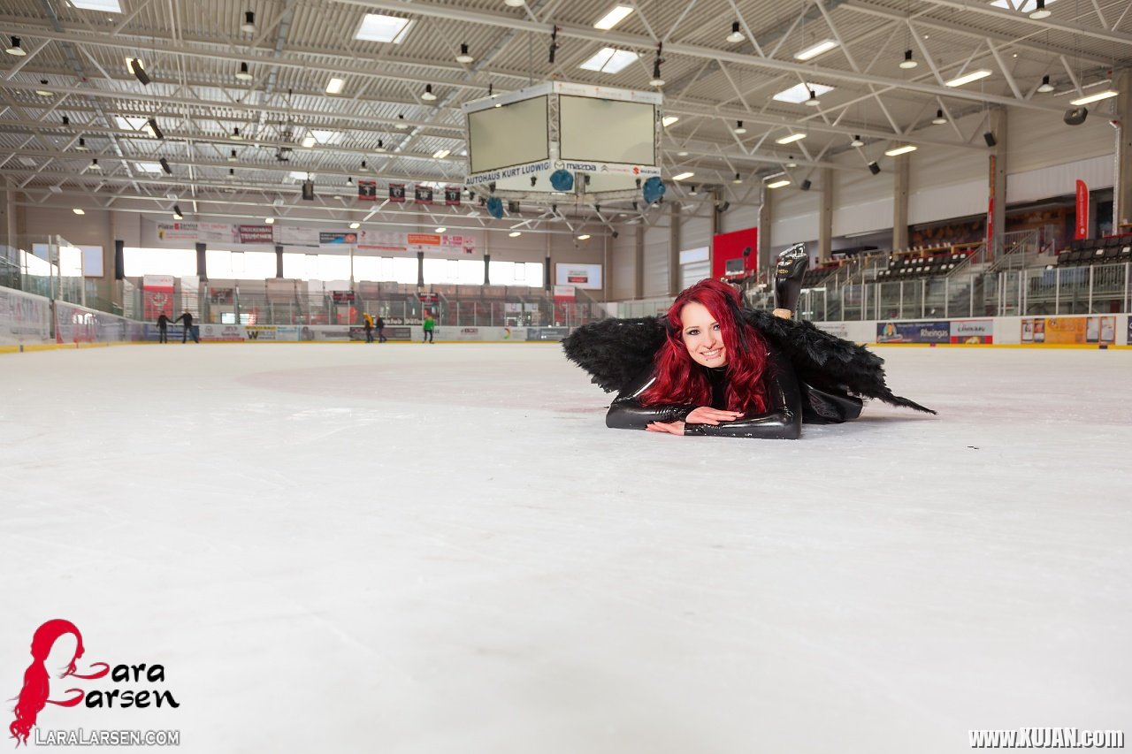 Lara Larsen goes Ice Skating in her Angel Wings - Photo #1988231