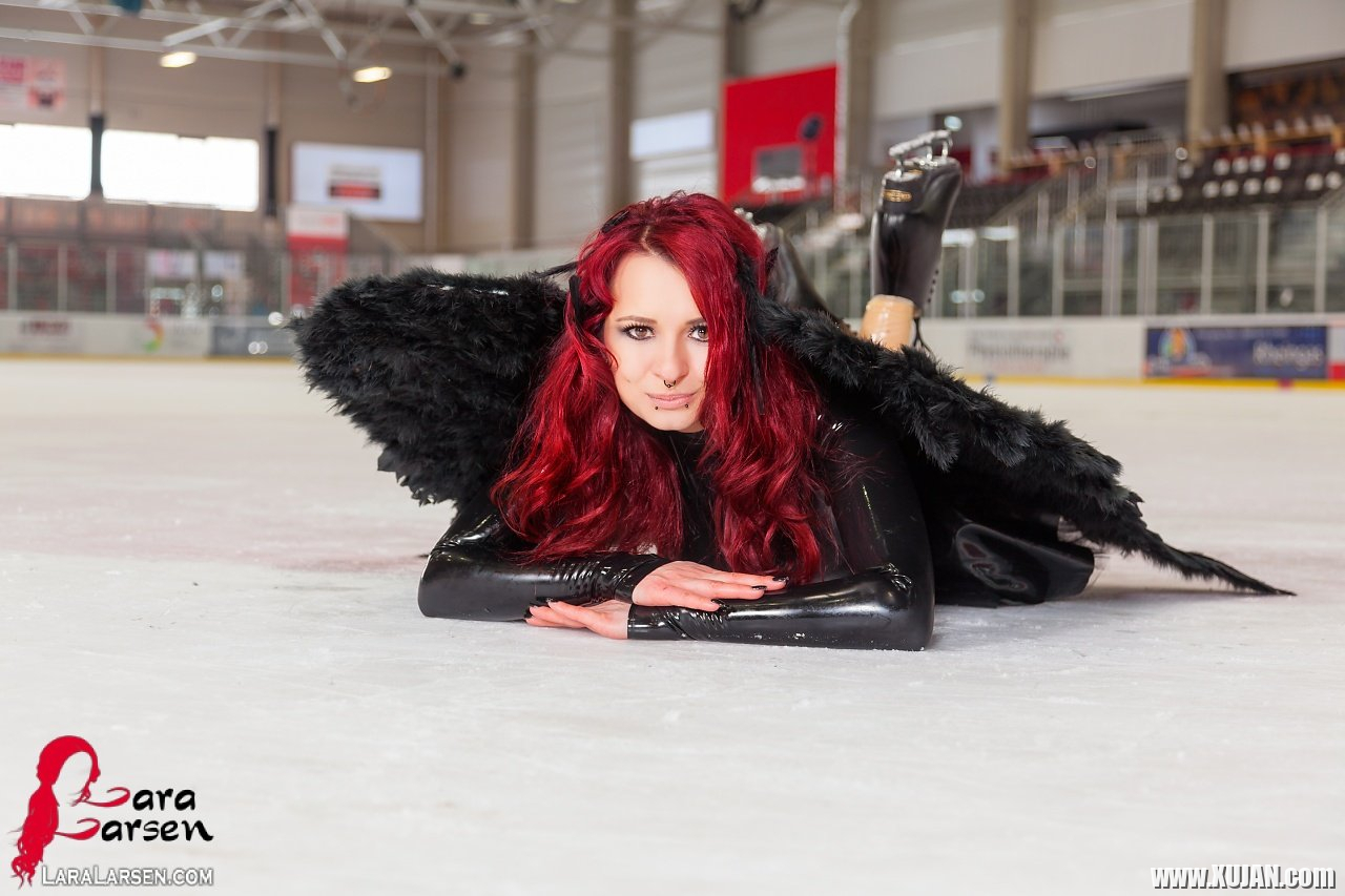 Lara Larsen goes Ice Skating in her Angel Wings - Photo #1988232