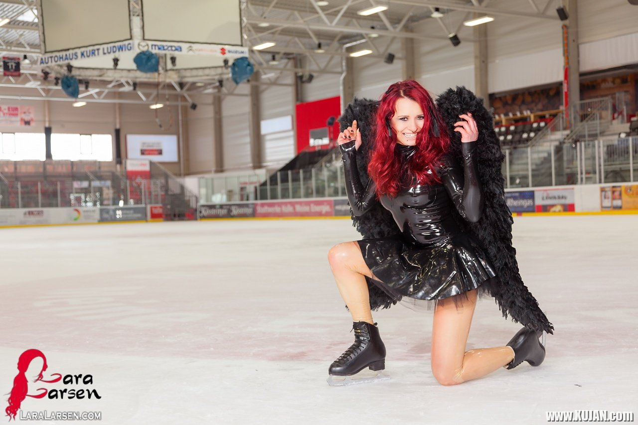 Lara Larsen goes Ice Skating in her Angel Wings - Photo #1988233