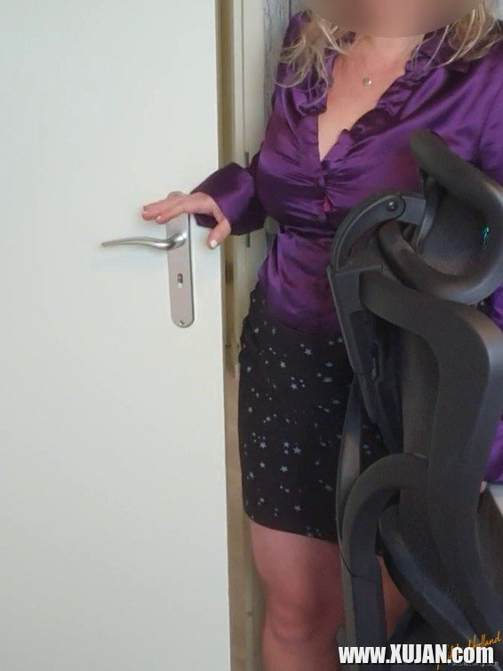 Lucky boss gets a blowjob from blonde secretary Nikki Holland - Photo #1988381