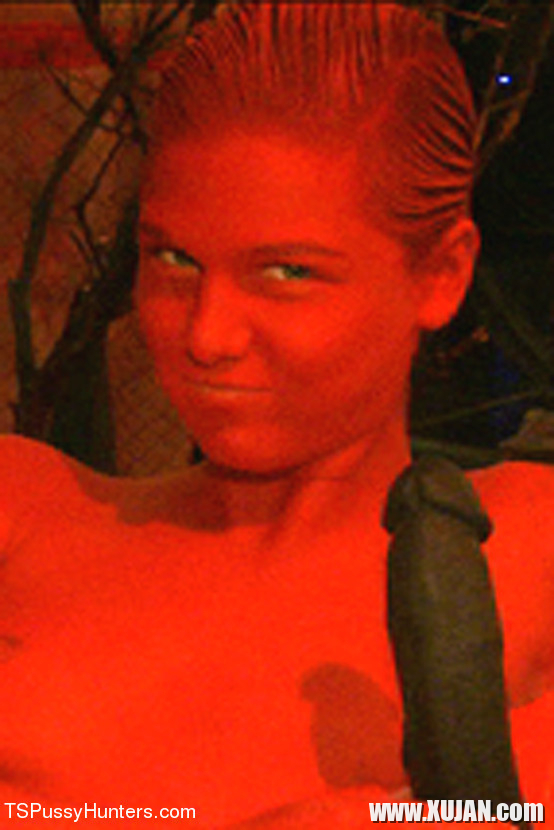 Ts Danni Daniels descends like a demon angel onto the red painted Chloe Camilla - Photo #1990430