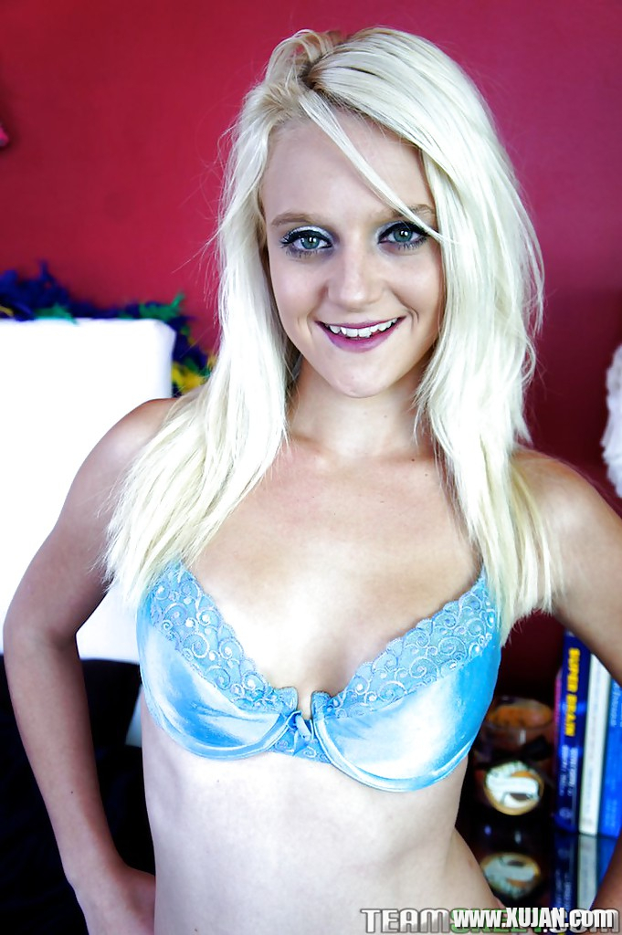 Smiley blonde chick getting nude and spreading her pink pussy - Photo #1997580